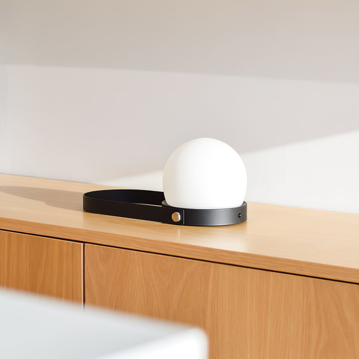 Lampe à poser sans fil rechargeable à poignée – Carrie — vue de trois quarts (8)