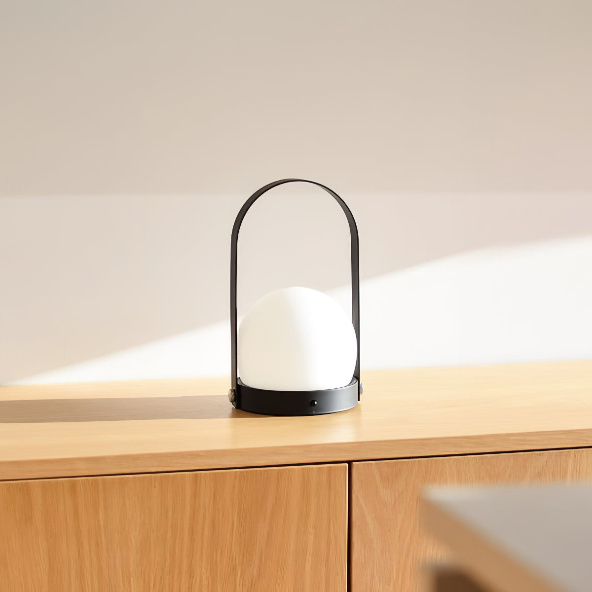 Lampe à poser sans fil rechargeable à poignée – Carrie — détail de la finition (8)