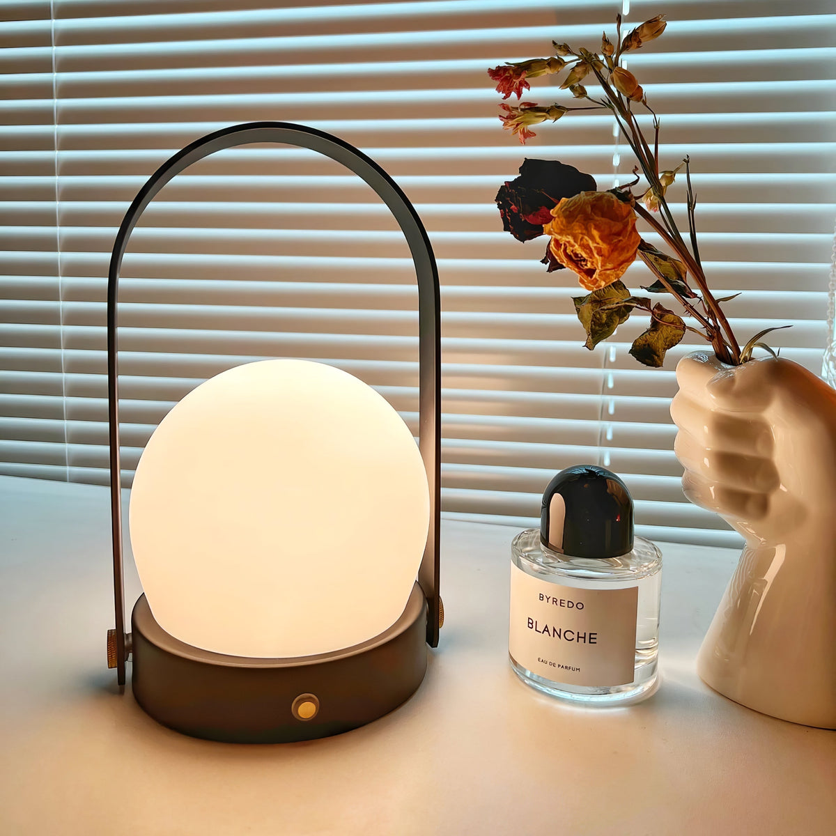 Lampe à poser sans fil rechargeable à poignée – Carrie — allumé en situation (8)