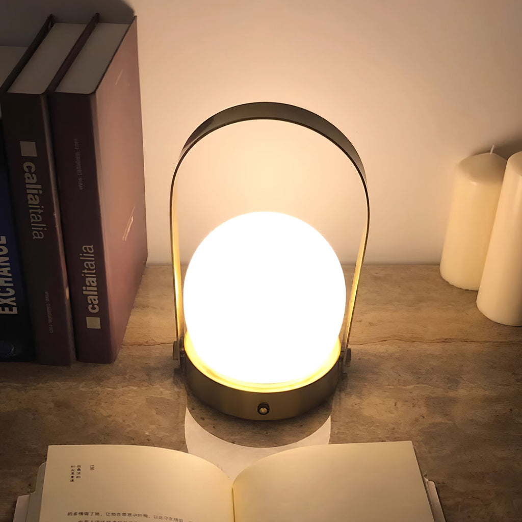 Lampe à poser sans fil rechargeable à poignée – Carrie — mise en situation dans la pièce (8)