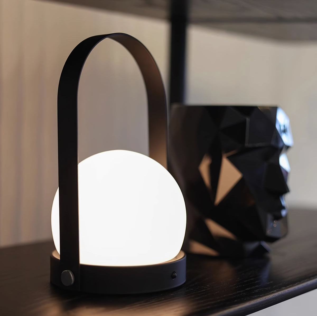Lampe à poser sans fil rechargeable à poignée – Carrie — vue de trois quarts (9)