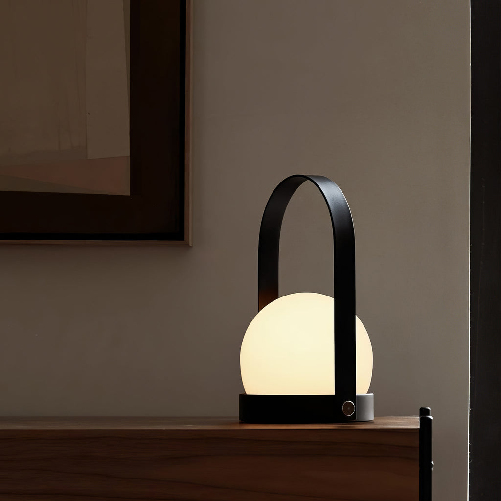 Lampe à poser sans fil rechargeable à poignée – Carrie — allumé en situation (9)