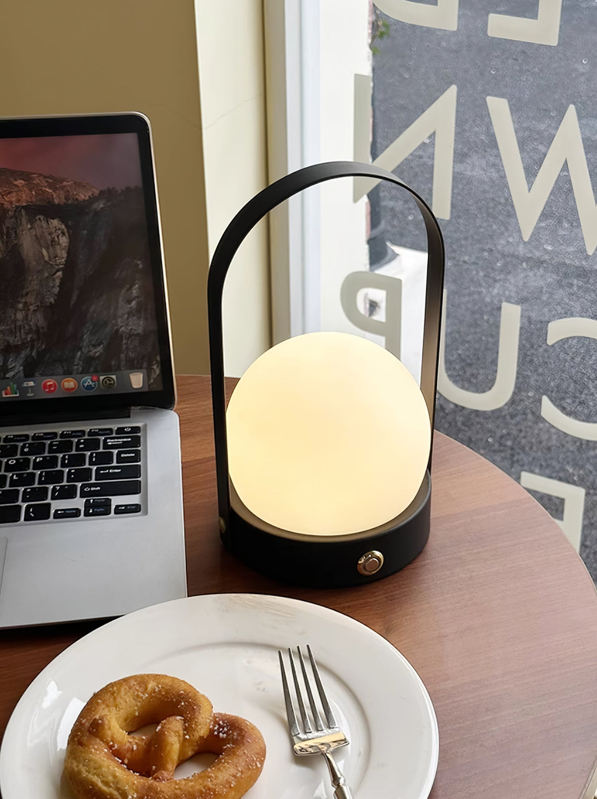 Lampe à poser sans fil rechargeable à poignée – Carrie — vue de trois quarts (10)