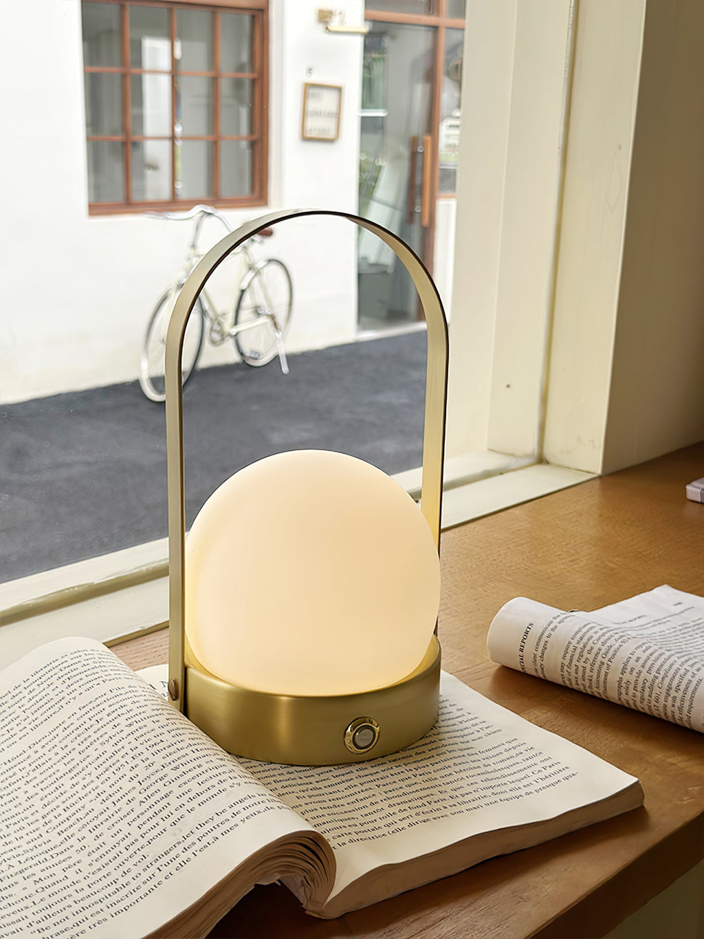 Lampe à poser sans fil rechargeable à poignée – Carrie — allumé en situation (10)