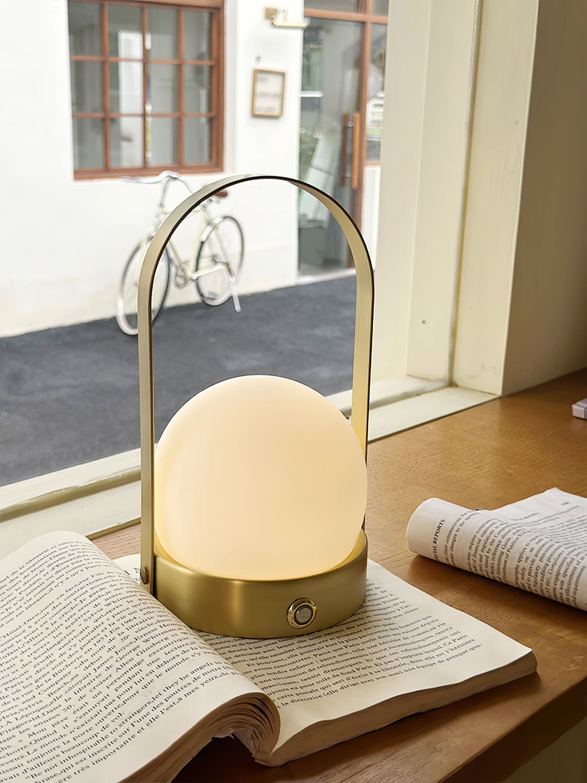 Lampe à poser sans fil rechargeable à poignée – Carrie — allumé en situation (10)