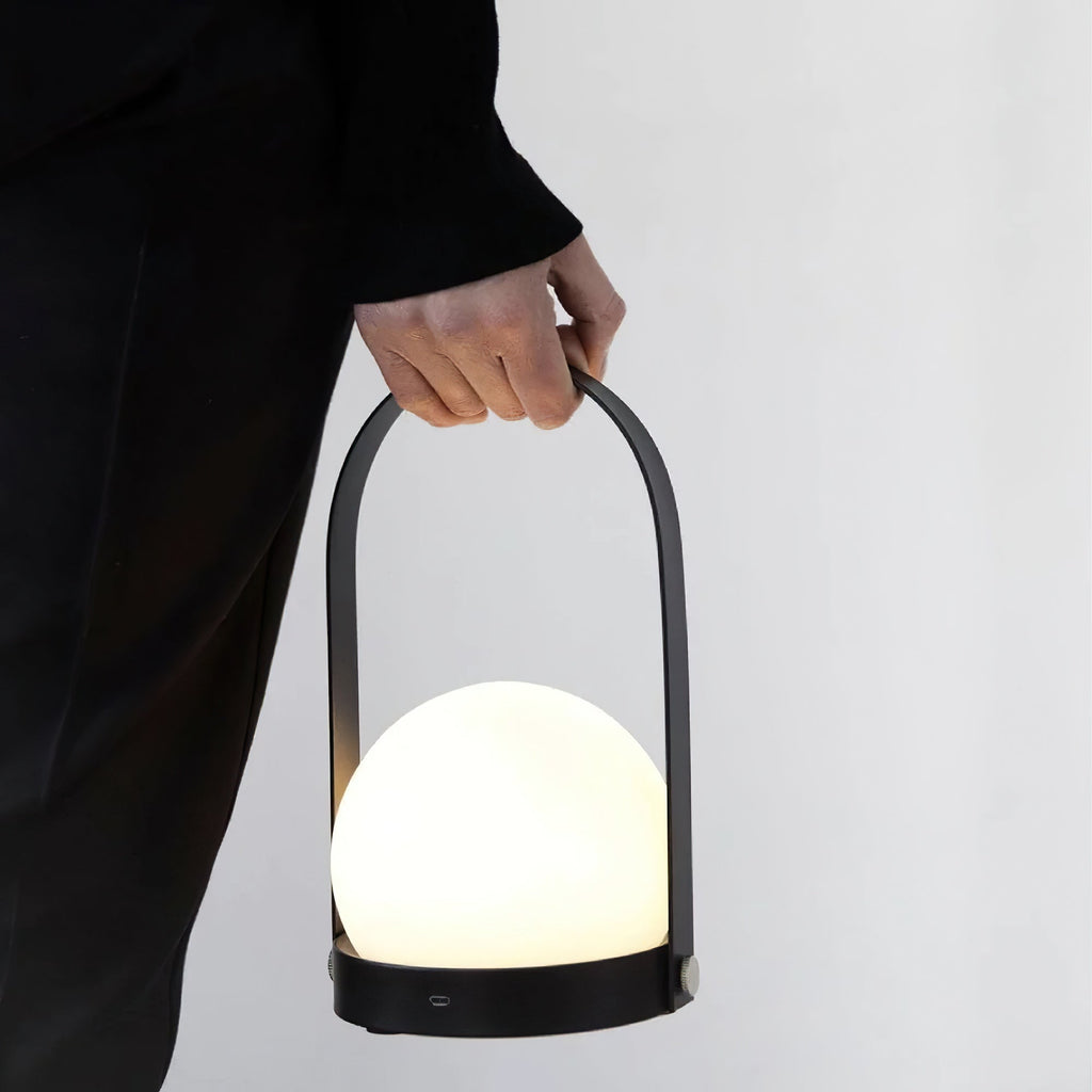 Lampe à poser sans fil rechargeable à poignée – Carrie — mise en situation dans la pièce (6)