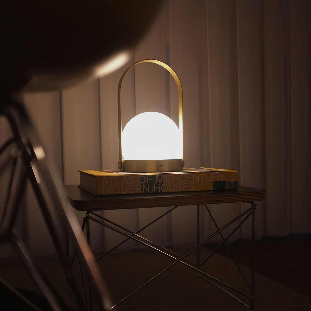 Lampe à poser sans fil rechargeable à poignée – Carrie — vue de face (7)