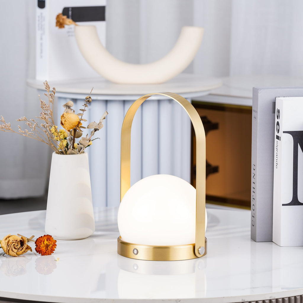Lampe à poser sans fil rechargeable à poignée – Carrie — allumé en situation (2)