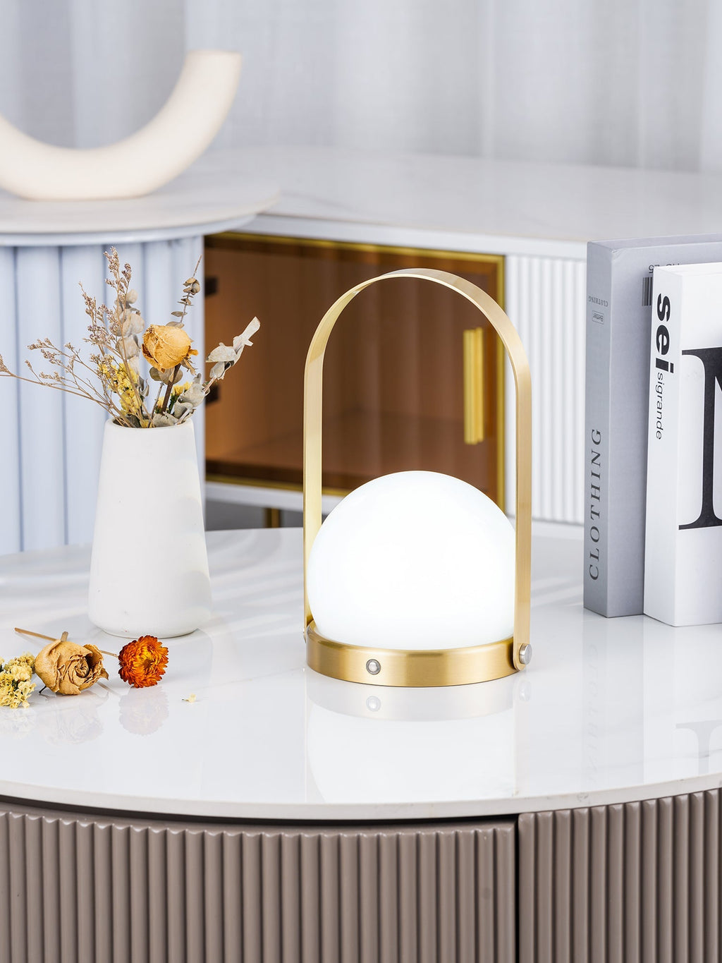 Lampe à poser sans fil rechargeable à poignée – Carrie — mise en situation dans la pièce (2)