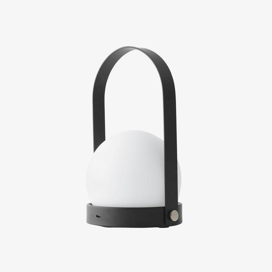 Lampe à poser sans fil rechargeable à poignée – Carrie — mise en situation dans la pièce