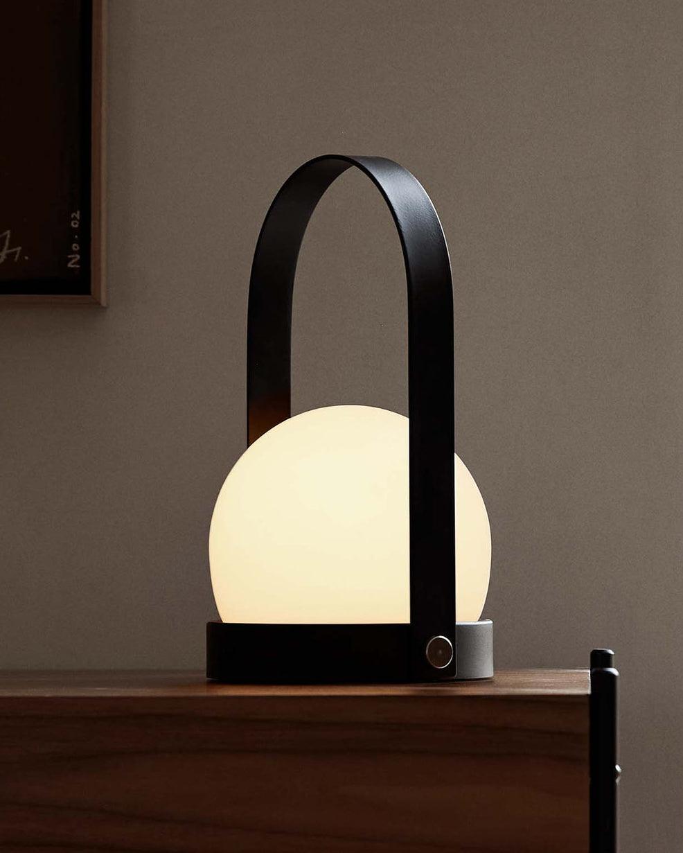 Lampe à poser sans fil rechargeable à poignée – Carrie — mise en situation dans la pièce (3)