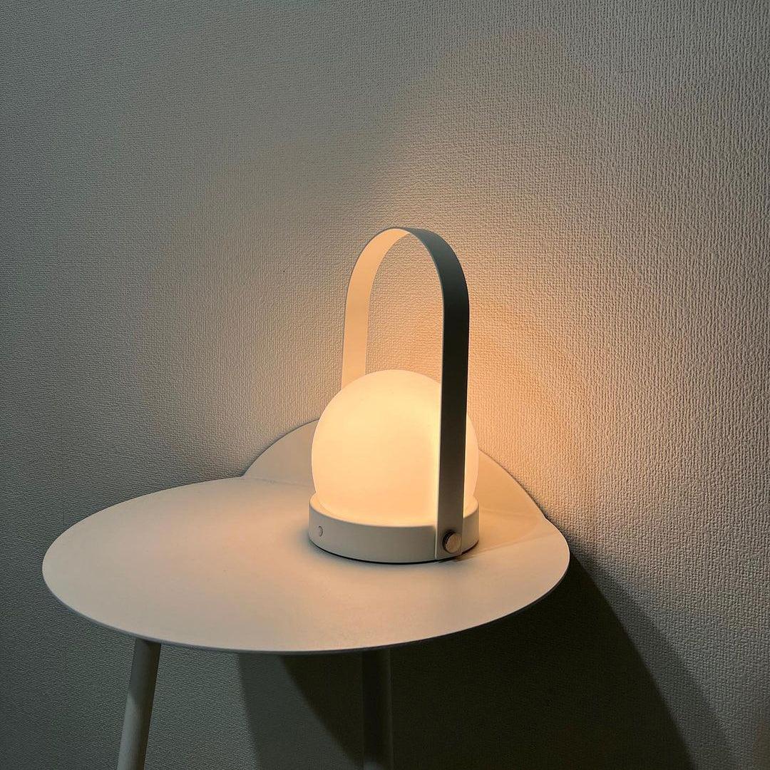 Lampe à poser sans fil rechargeable à poignée – Carrie — vue de face (4)
