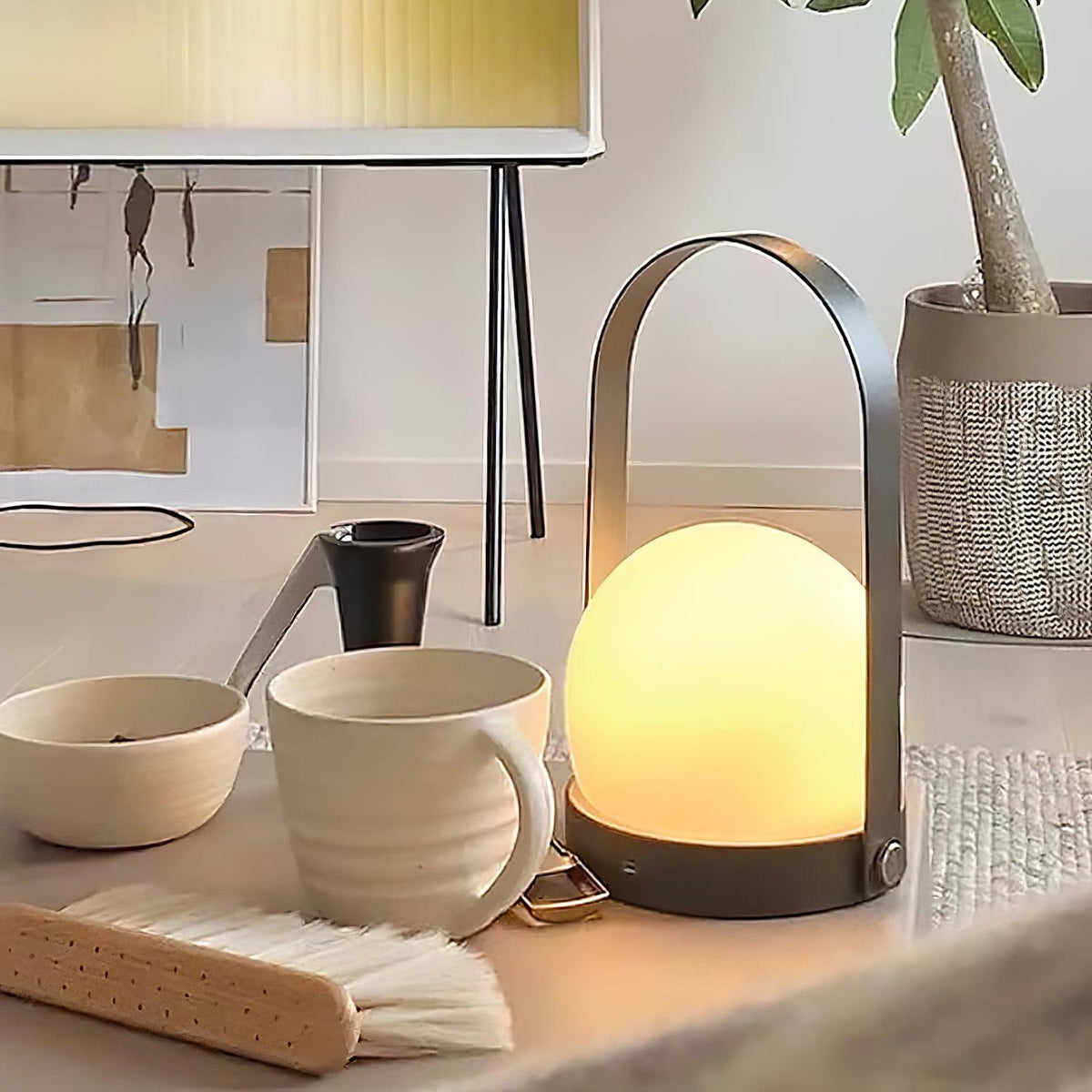 Lampe à poser sans fil rechargeable à poignée – Carrie — allumé en situation (4)