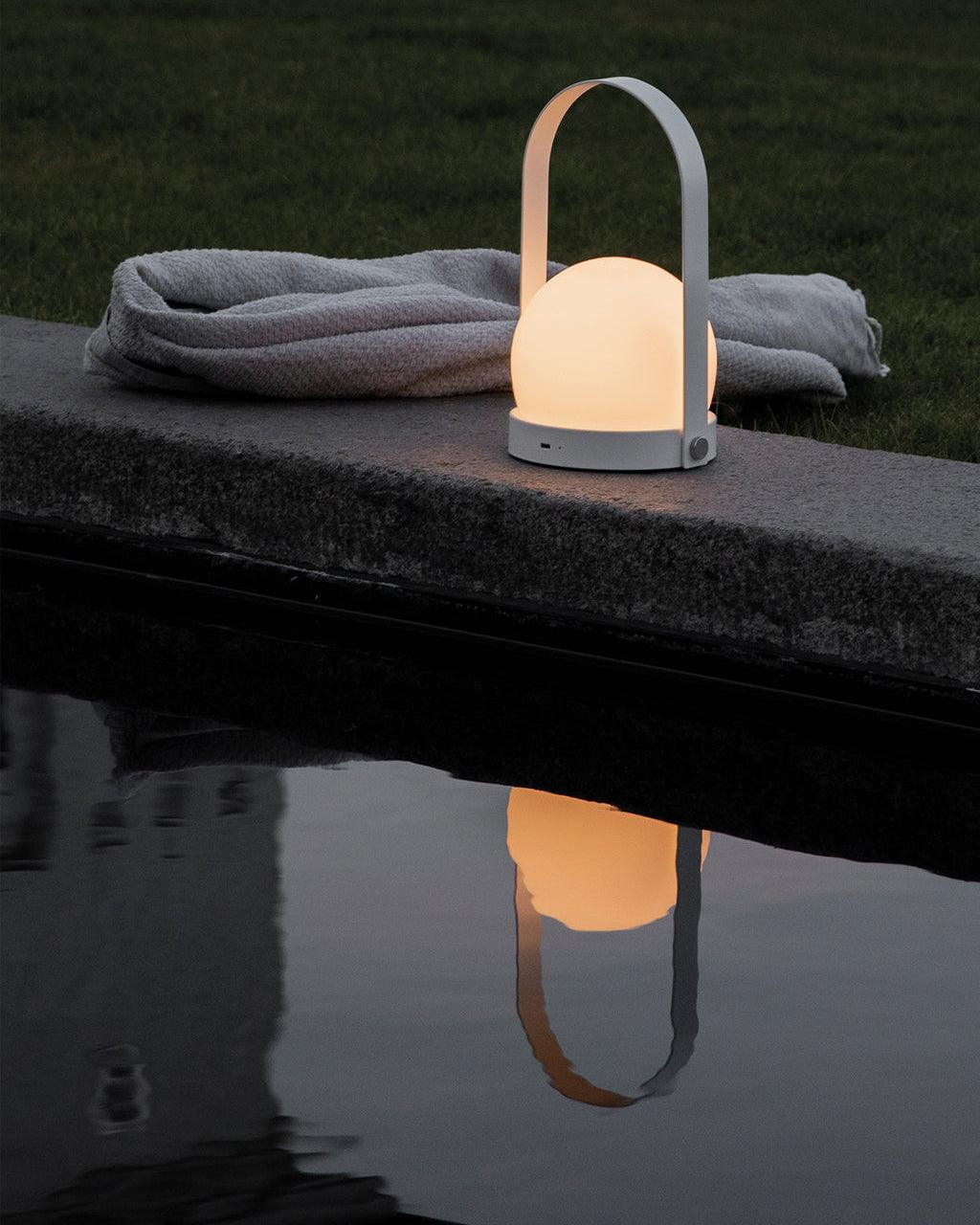 Lampe à poser sans fil rechargeable à poignée – Carrie — vue de dessous (4)