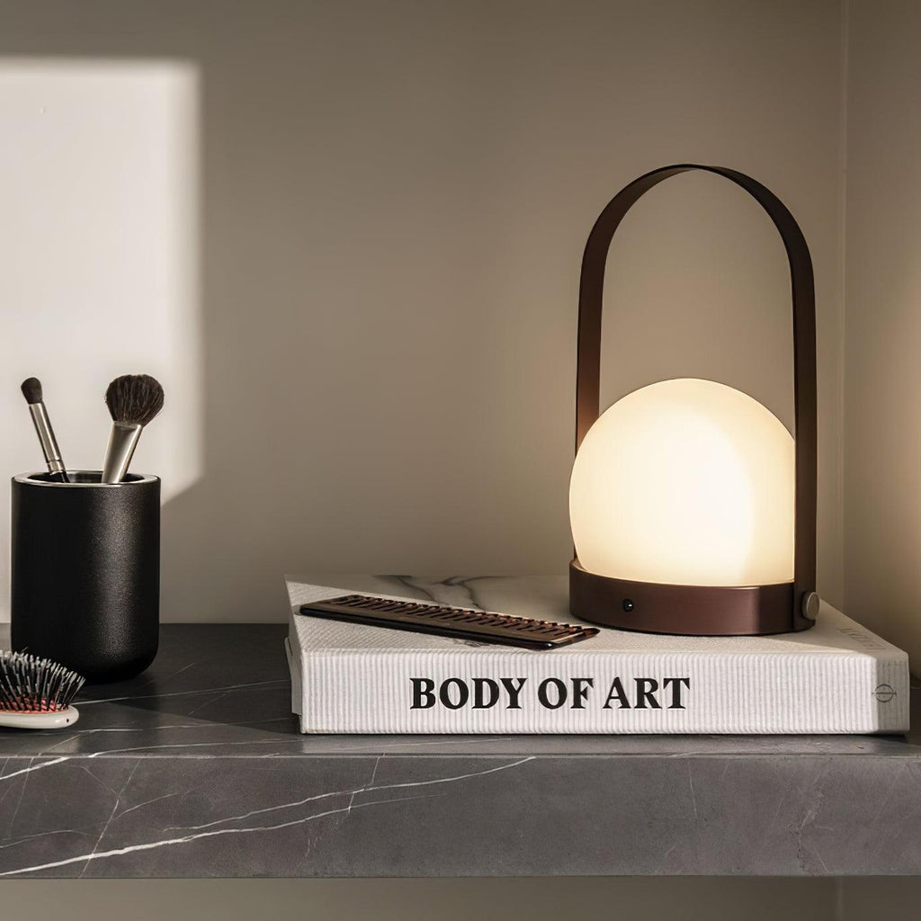 Lampe à poser sans fil rechargeable à poignée – Carrie — allumé en situation