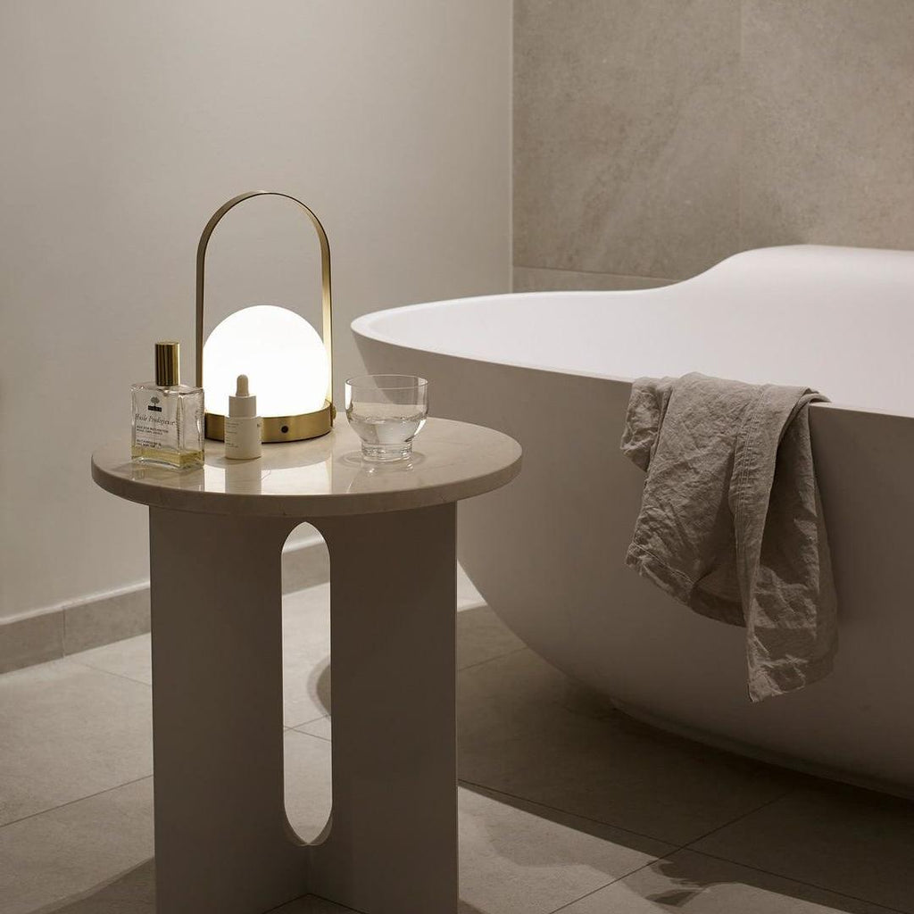 Lampe à poser sans fil rechargeable à poignée – Carrie — vue de trois quarts (5)