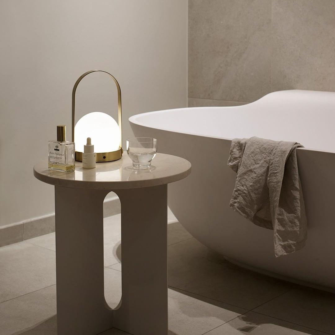 Lampe à poser sans fil rechargeable à poignée – Carrie — vue de trois quarts (5)