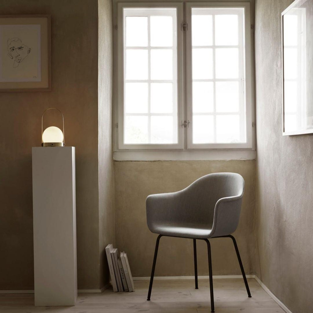 Lampe à poser sans fil rechargeable à poignée – Carrie — allumé en situation (5)