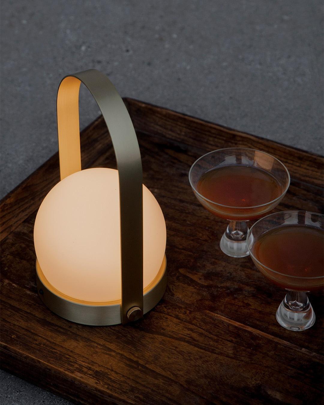 Lampe à poser sans fil rechargeable à poignée – Carrie — vue de trois quarts