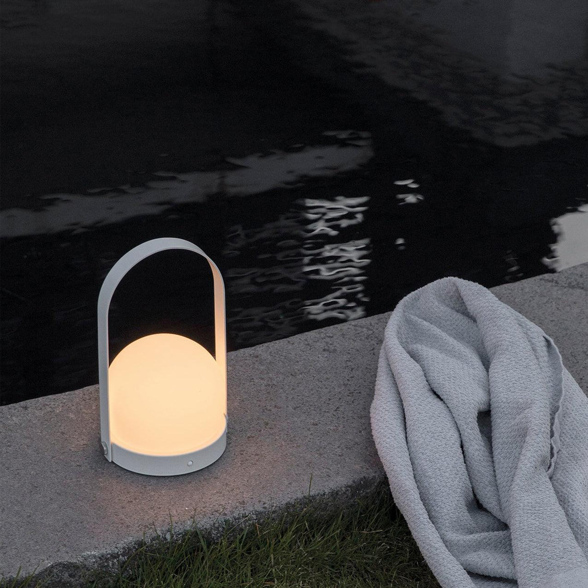 Lampe à poser sans fil rechargeable à poignée – Carrie — allumé en situation (3)
