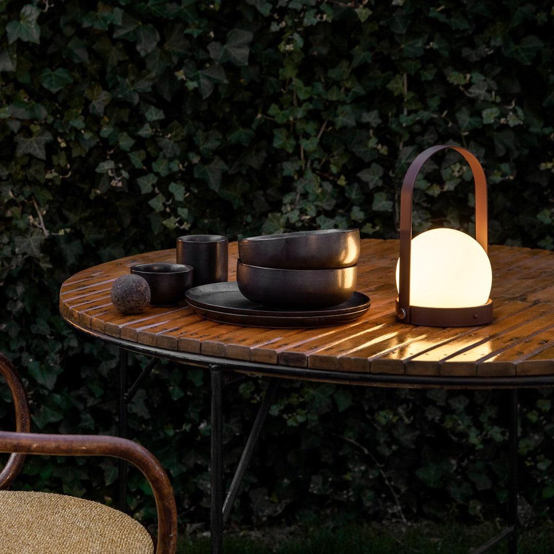 Lampe à poser sans fil rechargeable à poignée – Carrie — vue de dessous (5)