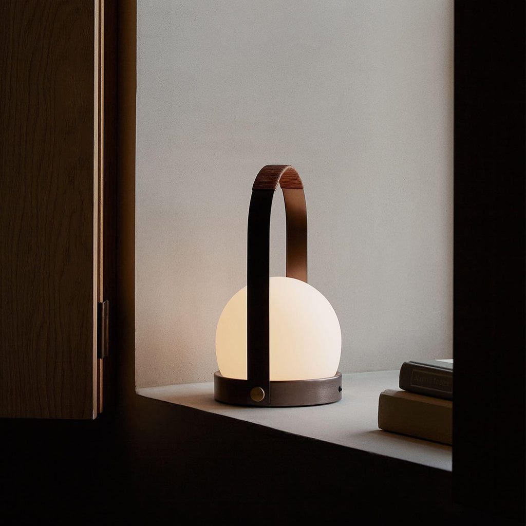 Lampe à poser sans fil rechargeable à poignée – Carrie — détail du système de fixation