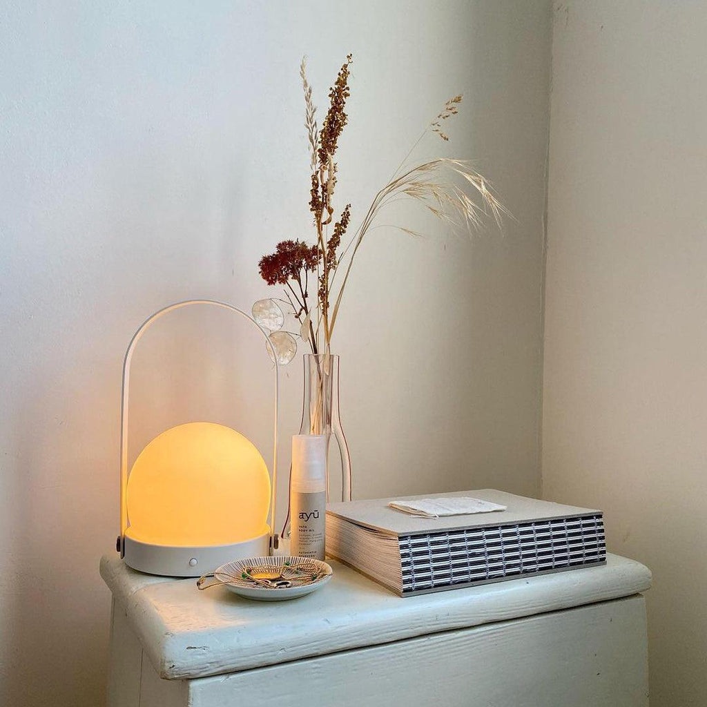 Lampe à poser sans fil rechargeable à poignée – Carrie — mise en situation dans la pièce (5)