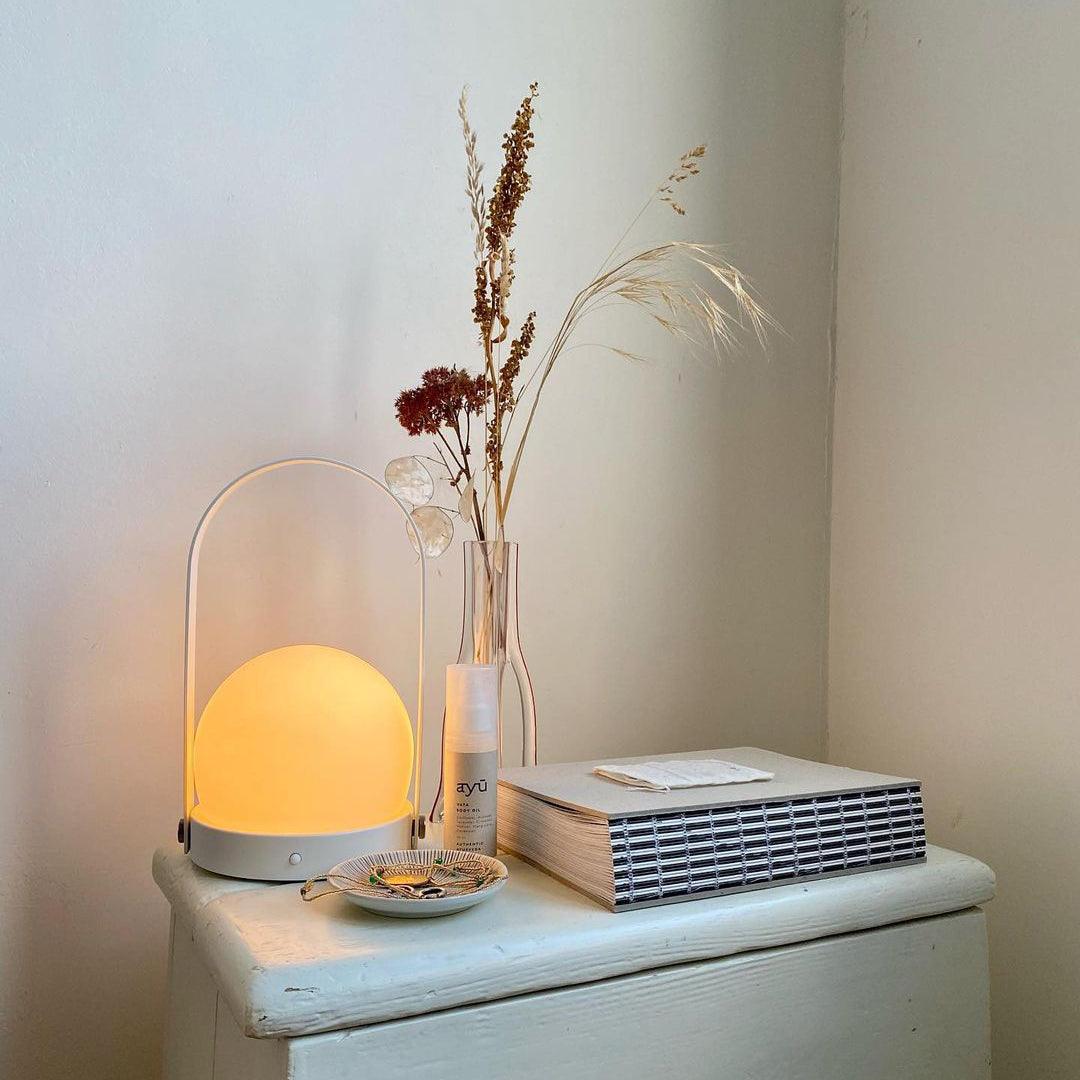 Lampe à poser sans fil rechargeable à poignée – Carrie — mise en situation dans la pièce (5)