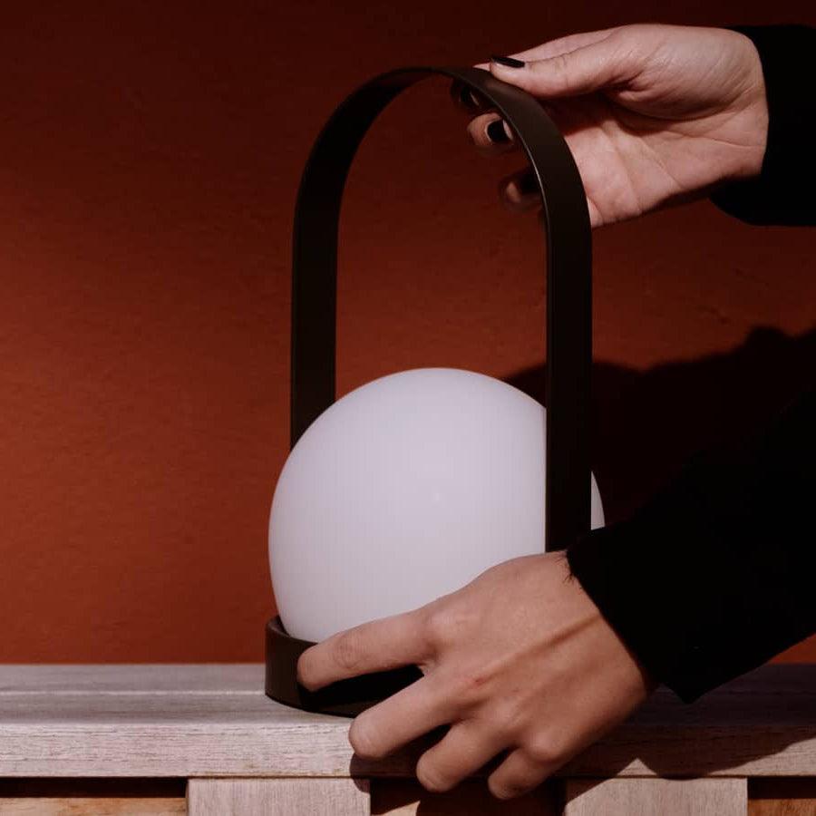 Lampe à poser sans fil rechargeable à poignée – Carrie — détail de la matière (5)