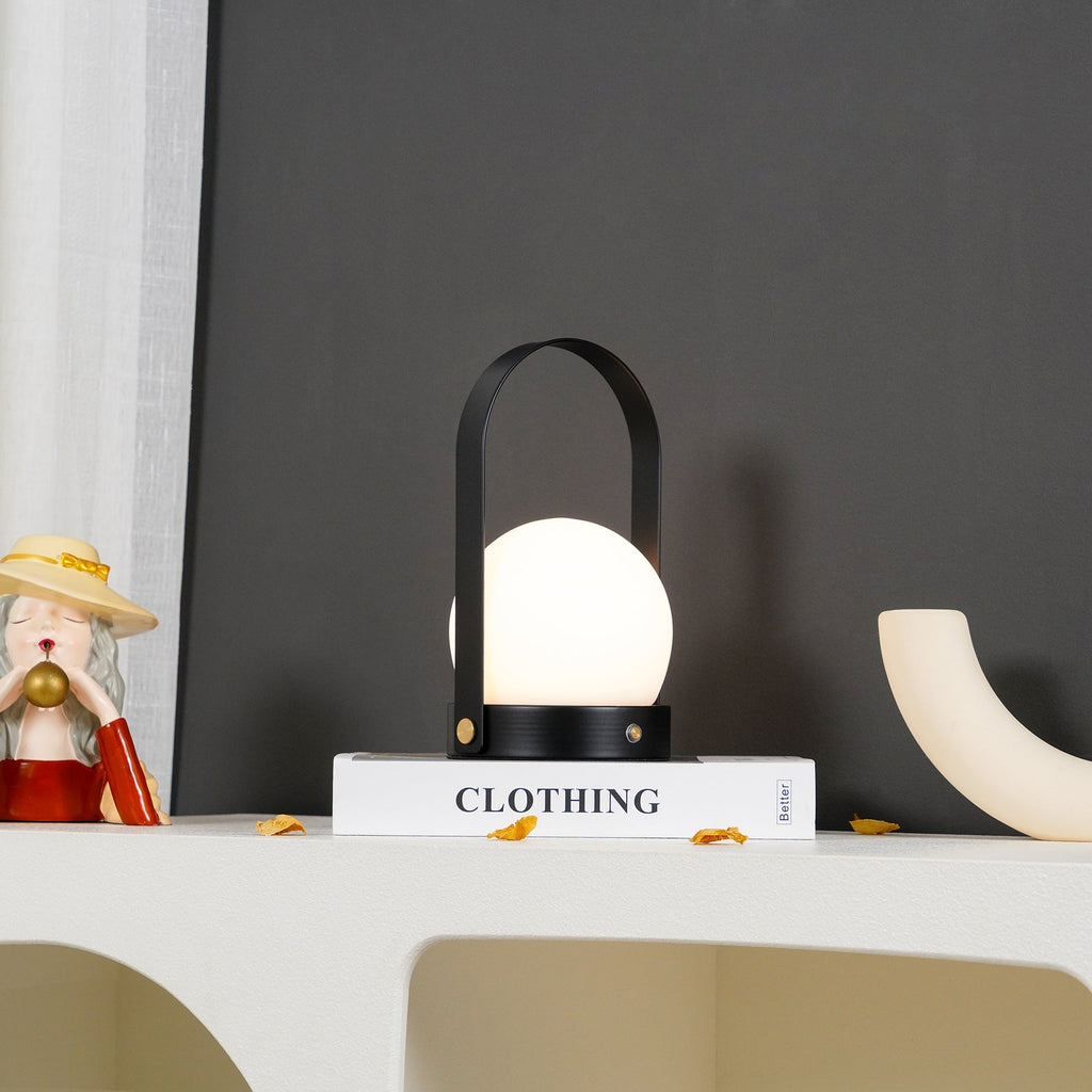 Lampe à poser sans fil rechargeable à poignée – Carrie — vue de trois quarts (2)