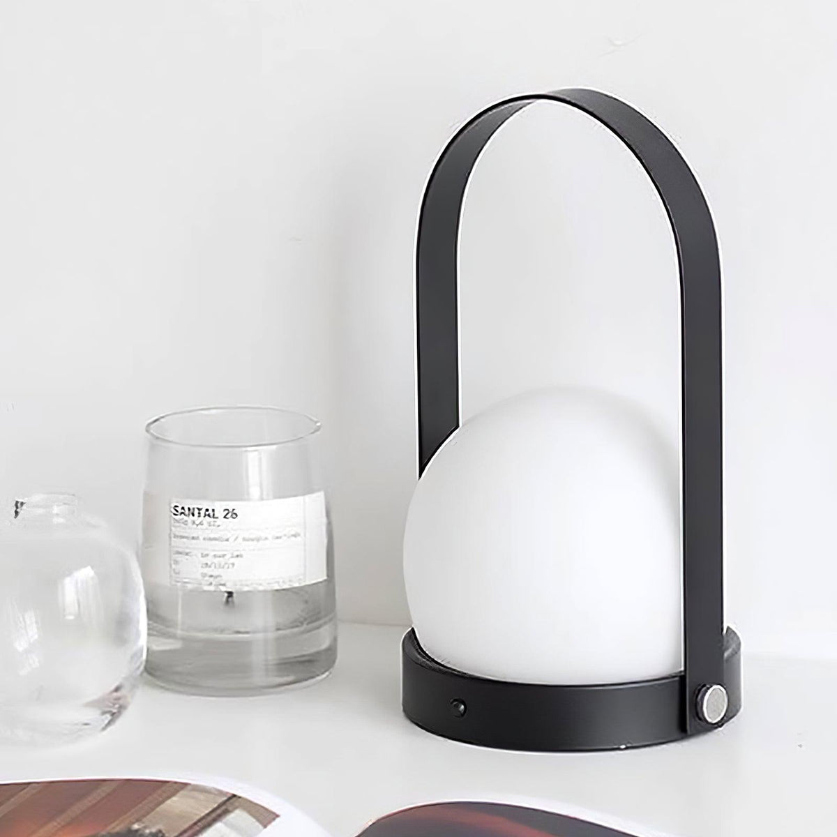 Lampe à poser sans fil rechargeable à poignée – Carrie — vue de dessous (3)