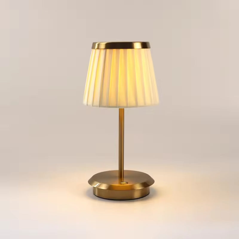 Lampe à poser métal et tissu rechargeable USB-C – LumiLuxe — vue de dessous
