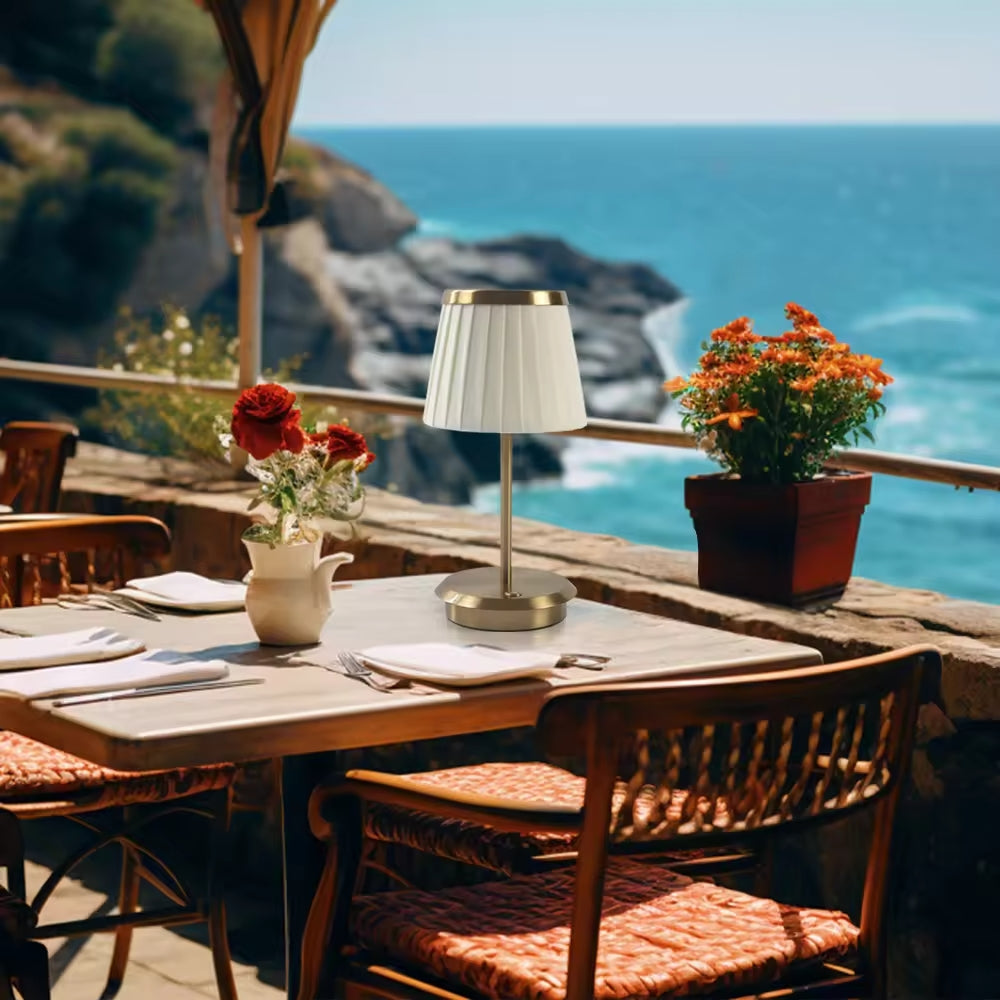 Lampe à poser métal et tissu rechargeable USB-C – LumiLuxe — allumé en situation