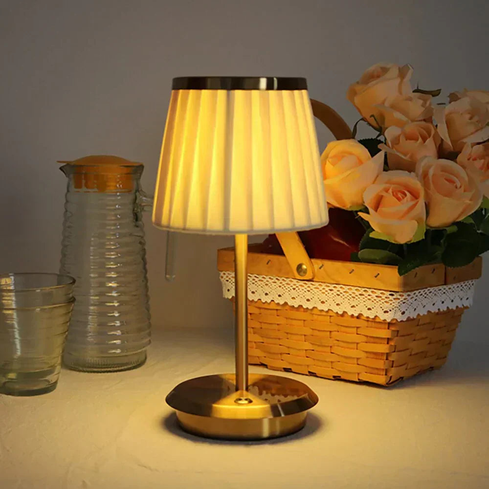 Lampe à poser métal et tissu rechargeable USB-C – LumiLuxe — vue de face