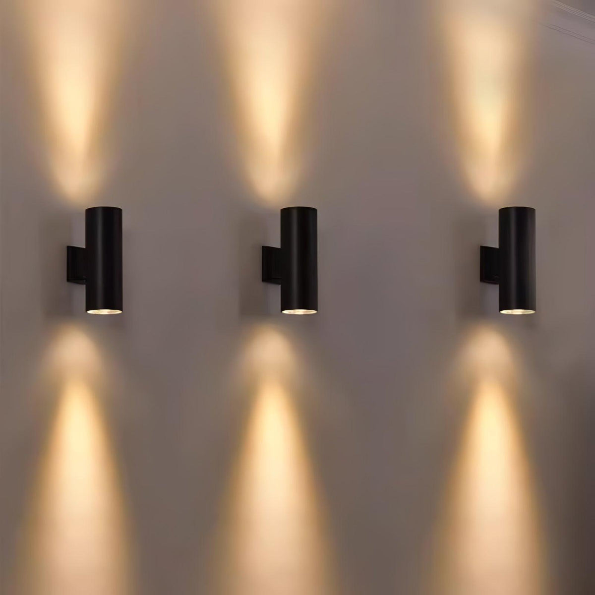 Applique murale cylindrique LED métal – intérieur et extérieur — vue de trois quarts