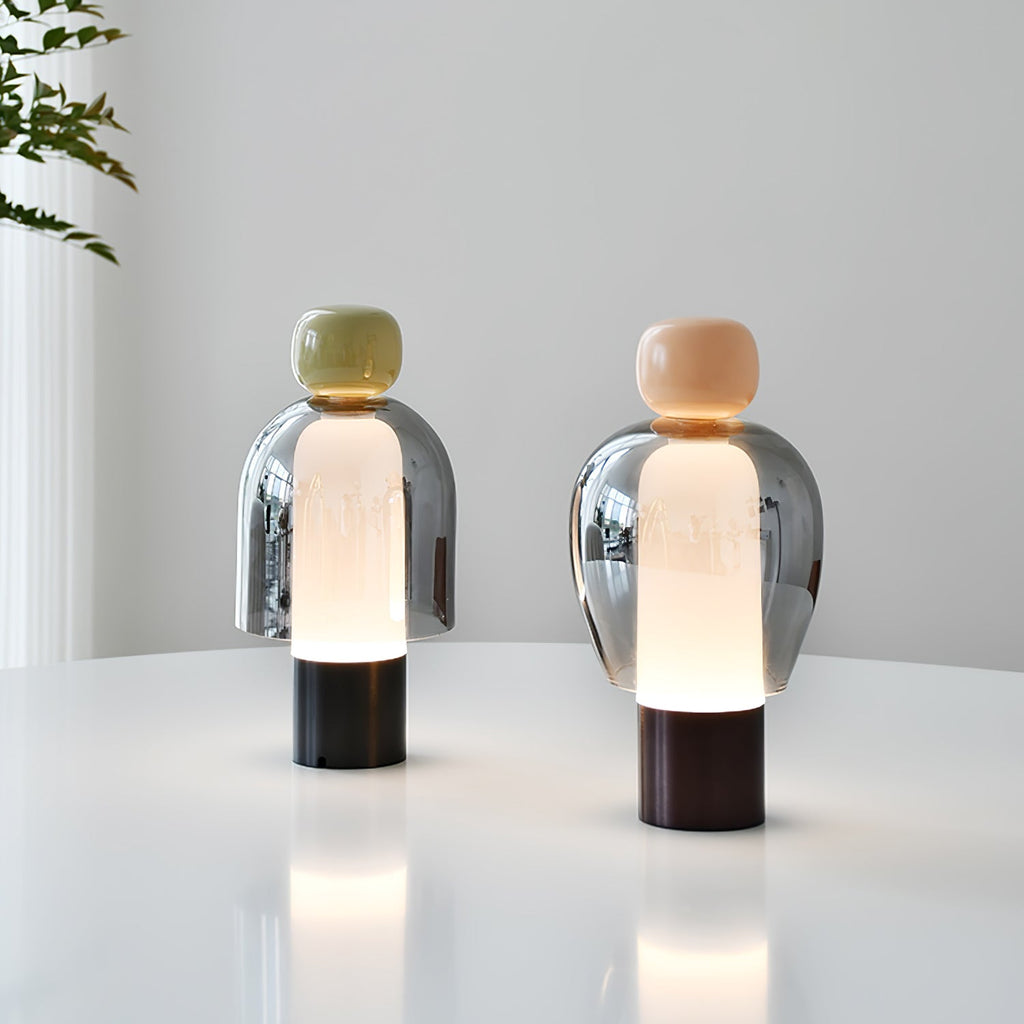 Lampe à poser rechargeable en verre coloré – Lumina Joy — allumé en situation (2)
