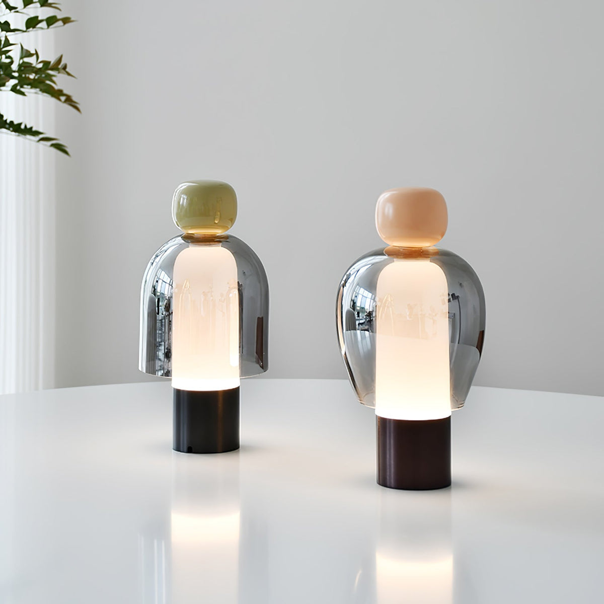 Lampe à poser rechargeable en verre coloré – Lumina Joy — allumé en situation (2)