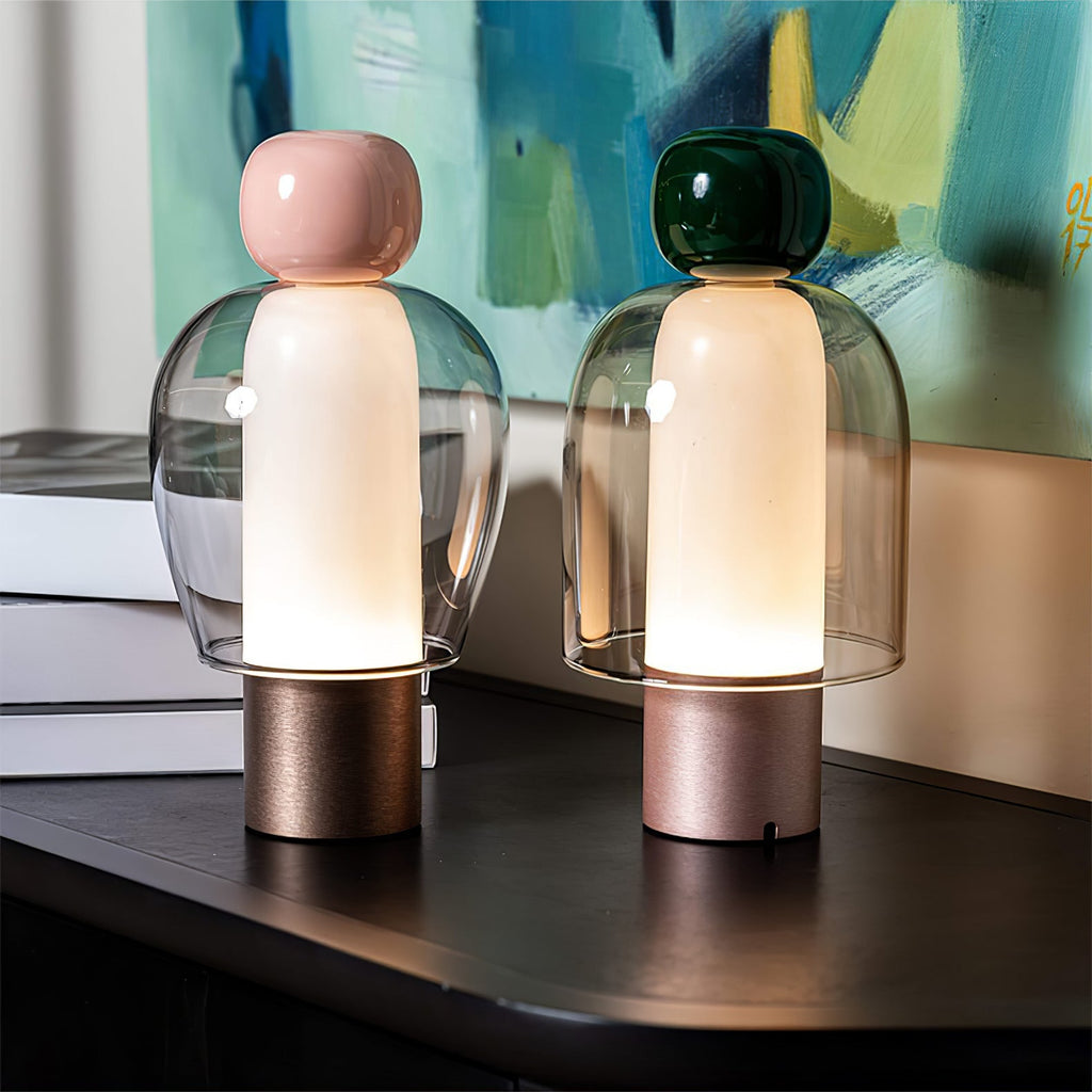 Lampe à poser rechargeable en verre coloré – Lumina Joy — mise en situation dans la pièce
