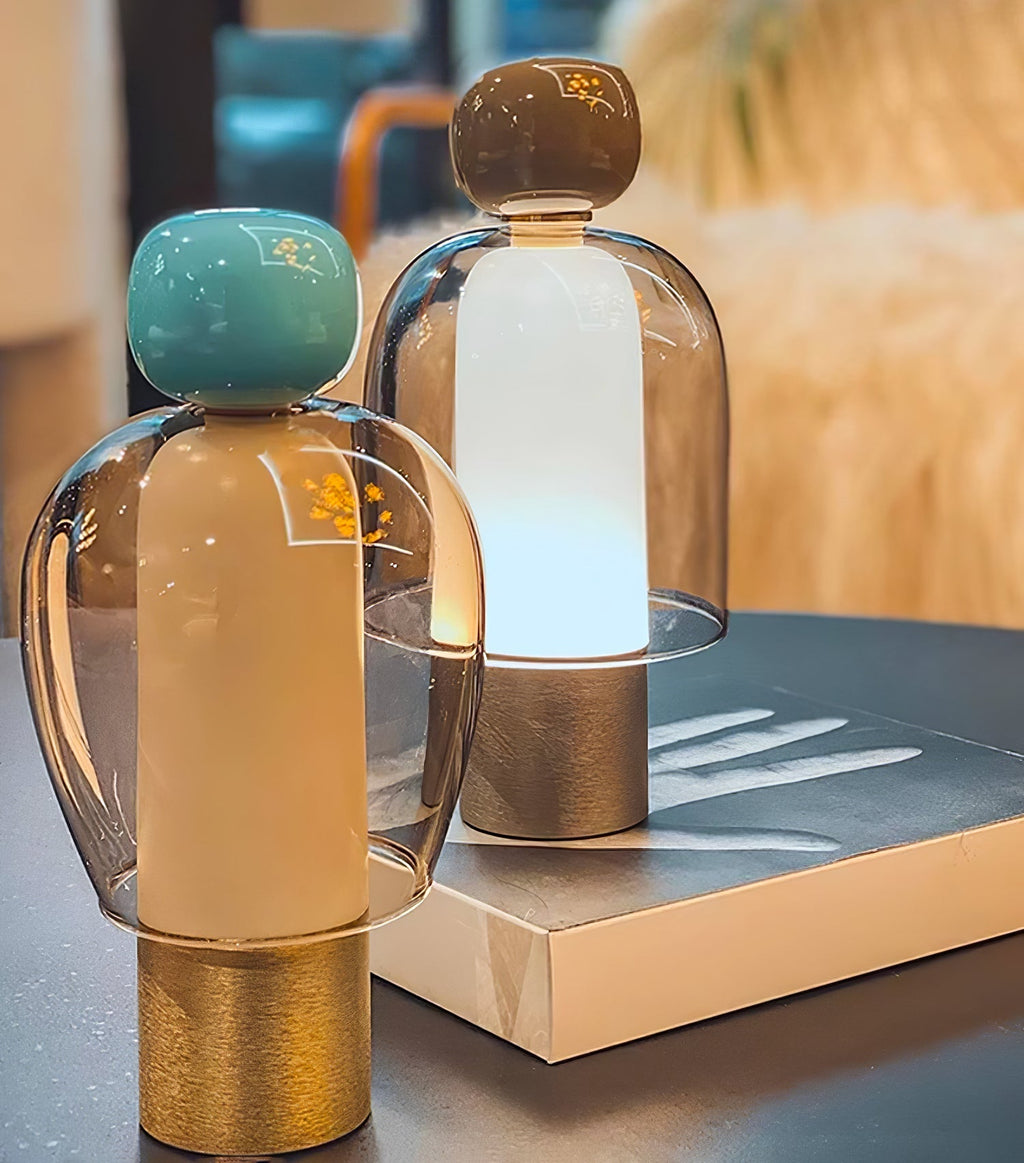 Lampe à poser rechargeable en verre coloré – Lumina Joy — vue de face (3)