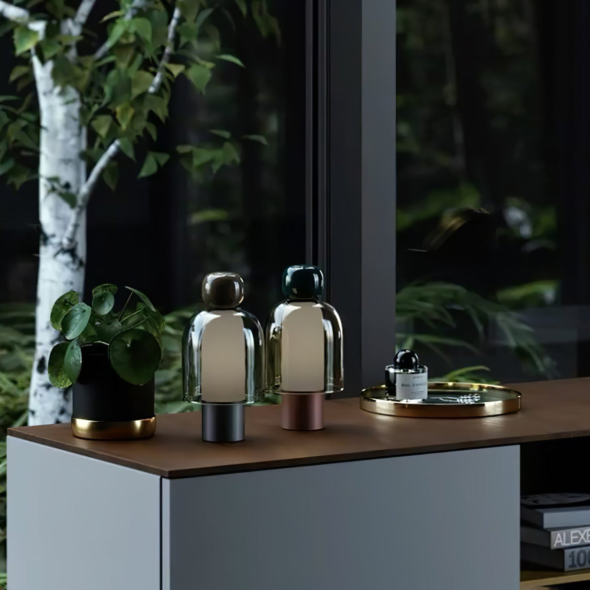 Lampe à poser rechargeable en verre coloré – Lumina Joy — allumé en situation (3)