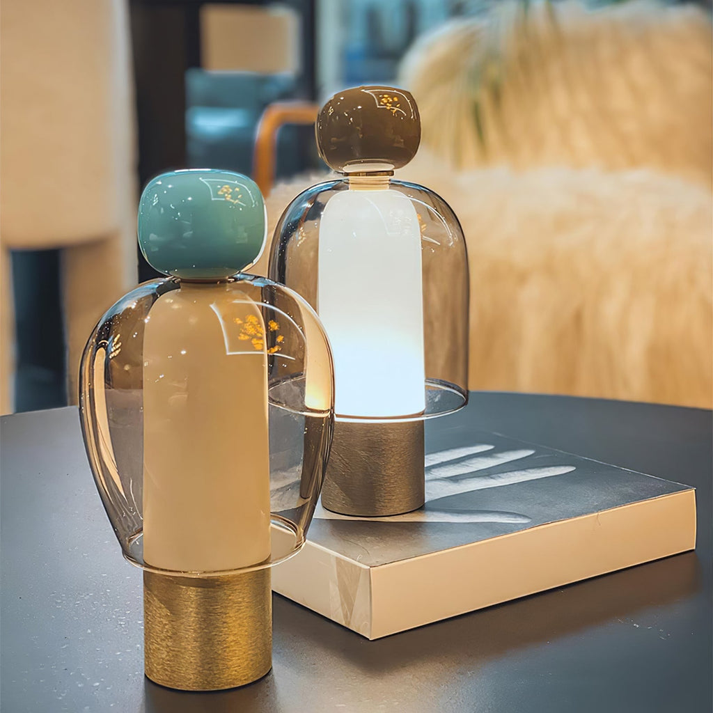 Lampe à poser rechargeable en verre coloré – Lumina Joy — allumé en situation
