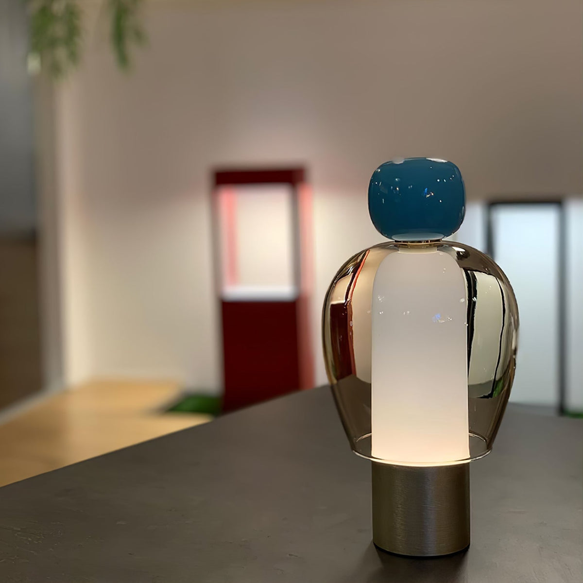 Lampe à poser rechargeable en verre coloré – Lumina Joy — détail de la finition (2)