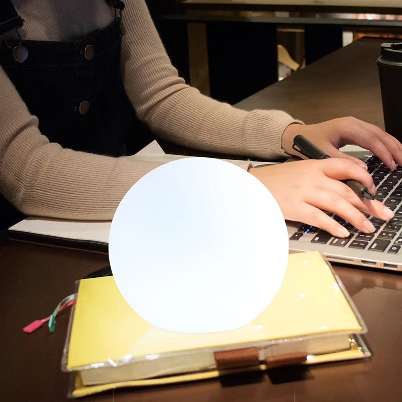 Lampe à poser LED sphérique 16 couleurs Ø15 ou 20 cm – GlowSphere — allumé en situation
