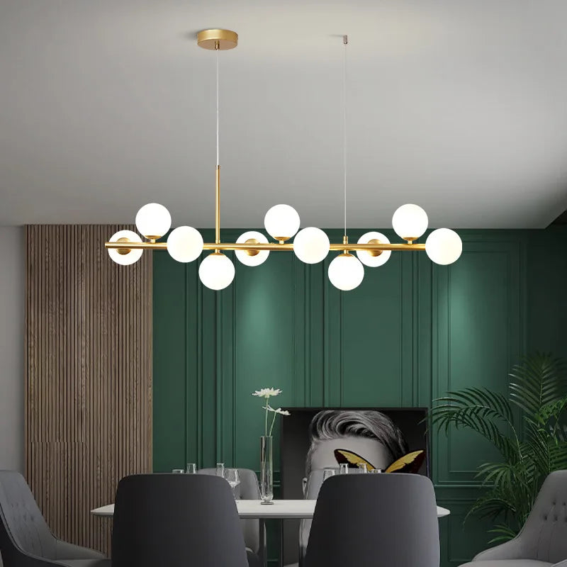 Suspension linéaire dorée à globes en verre opalin – Aurelis — vue de trois quarts