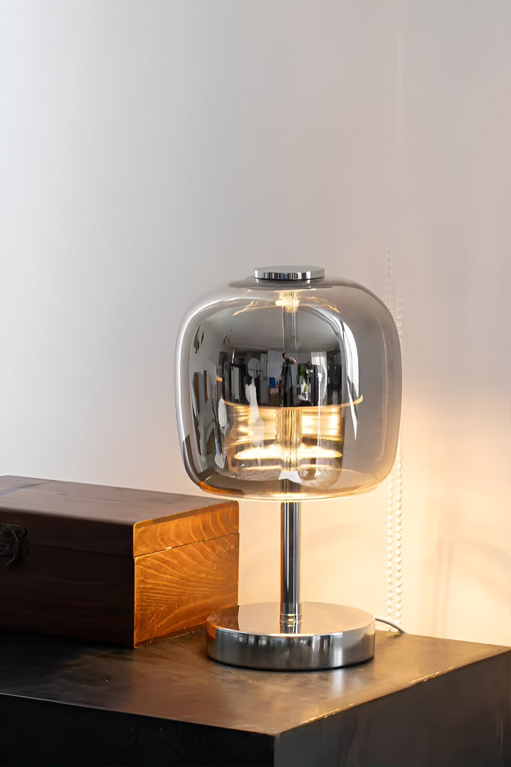 Lampe à poser en verre gris fumé dimmable USB – GlowSphere — vue de trois quarts