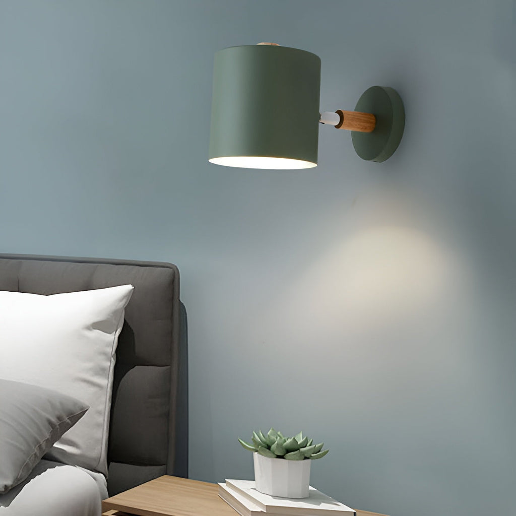 Applique murale orientable bois et métal – NordicGlow — allumé en situation