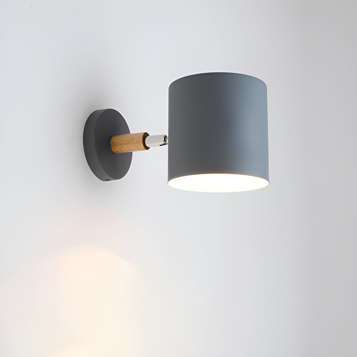 Applique murale orientable bois et métal – NordicGlow — détail de la matière