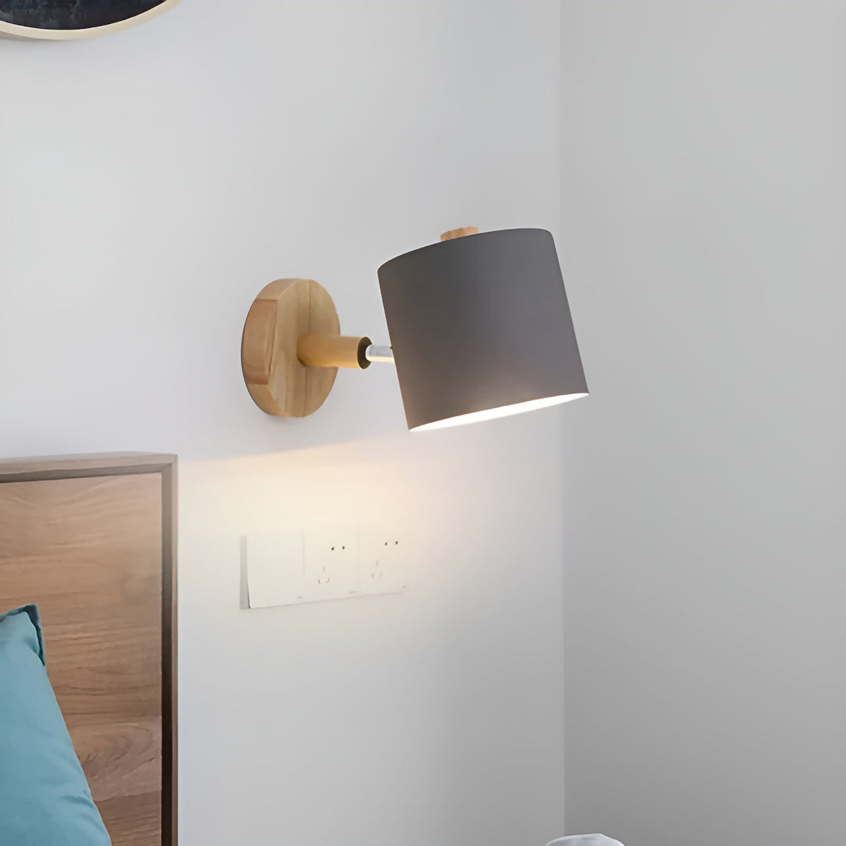 Applique murale orientable bois et métal – NordicGlow — mise en situation dans la pièce
