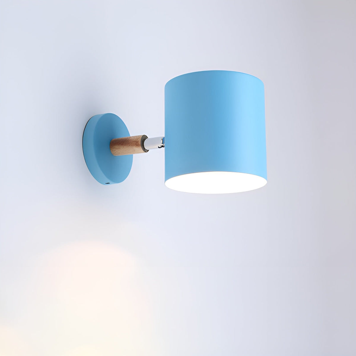 Applique murale orientable bois et métal – NordicGlow — vue de trois quarts (2)