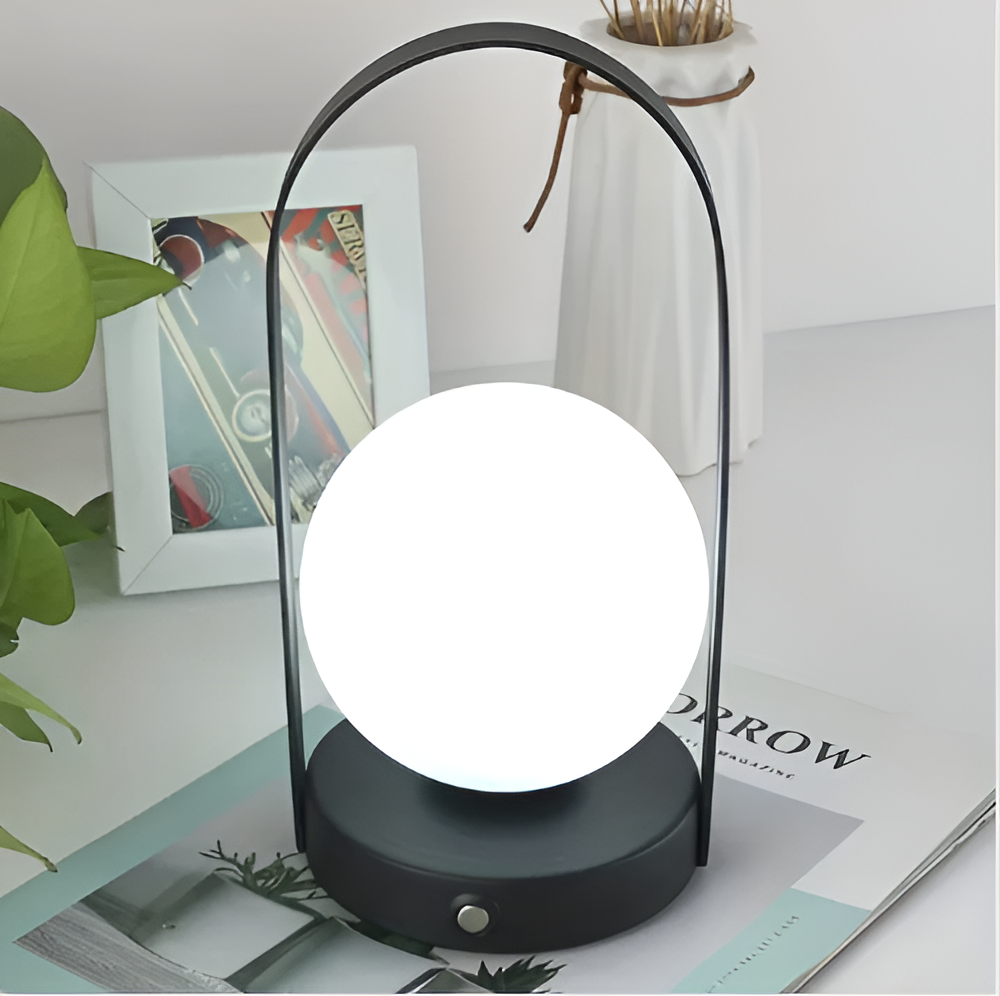 Lampe à poser sans fil dimmable acrylique et inox – OrbitaLux — allumé en situation